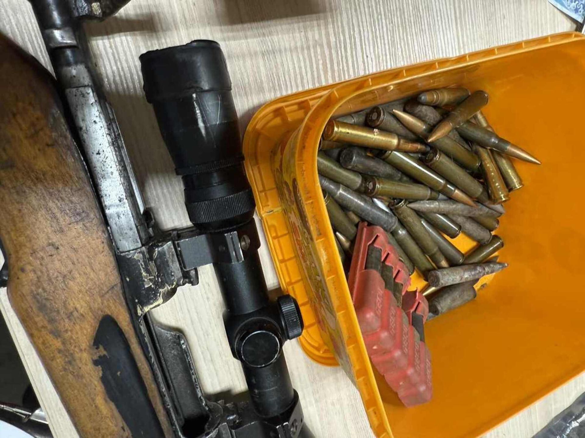 Broń, amunicja i kierowca pod wpływem narkotyków. 46-latek ma poważne kłopoty
