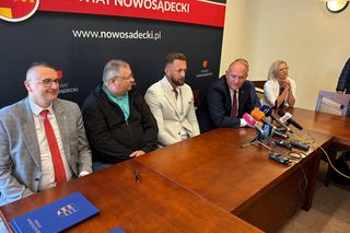 Podpisanie umowy na utworzenie w Krynicy-Zdroju klasy o profilu hokejowym