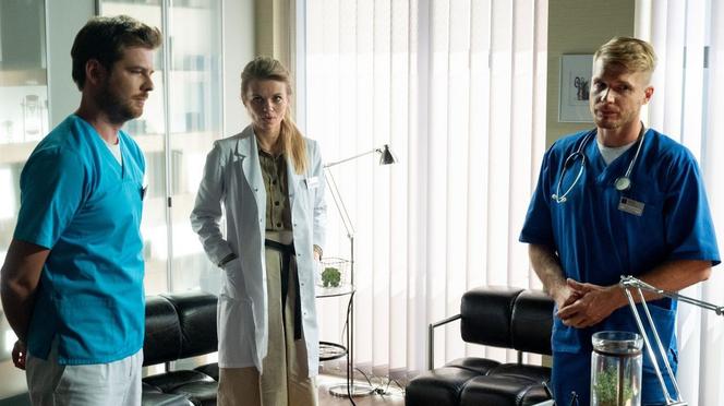 Na dobre i na złe odc. 786. Szczepan Lipski (Kamil Kula), Agata (Emilia Komarnicka-Klynstra), Maks Beger (Tomasz Ciachorowski)