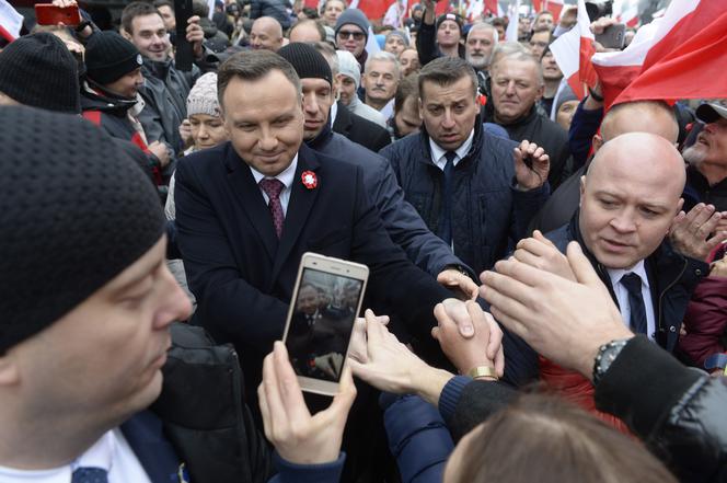 Andrzej Duda pod pomnikiem Józefa Piłsudskiego położył tylko dwie róże 