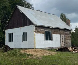 18-letni Zbyszek rzucił szkołę, by zbudować dom dla rodziny