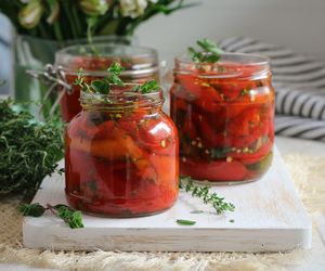 Jak zrobić paprykę w oliwie? Prosty przepis na pyszną domową przystawkę