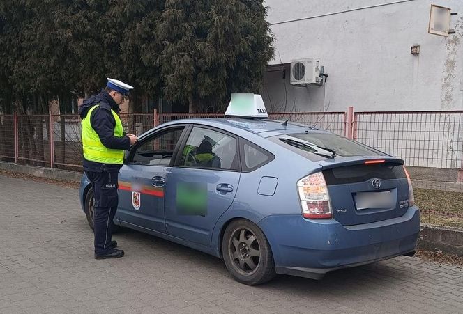 Policjanci z Leszna skontrolowali przewoźników osób na "apkę". Do niektórych strach wsiadać