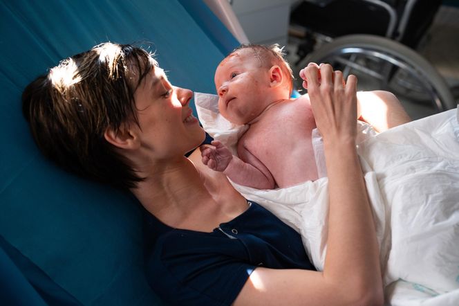 Na dobre i na złe odc. 958. Blanka (Pola Gonciarz) i jej córeczka Nina (Michalina Grot)