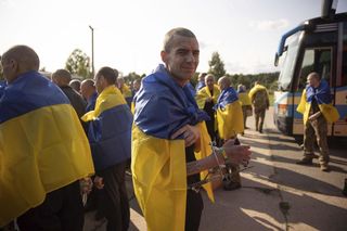 Jeńcy wracają z niewoli.