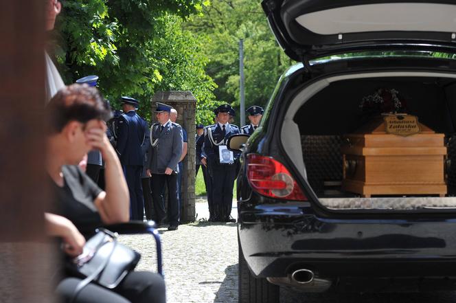 Policjant Arkadiusz zginął tragicznie.  Przez huk salwy na pogrzebie przedarł się łamiący serce szloch