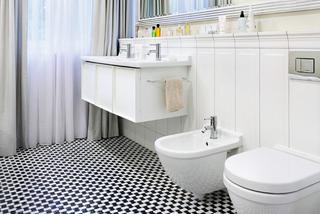 Czarno-biała mozaika na podłodze w łazience