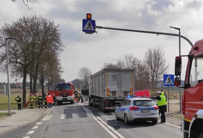 Wypadek w Korytnicy: na DK 12 TIR zderzył się z traktorem