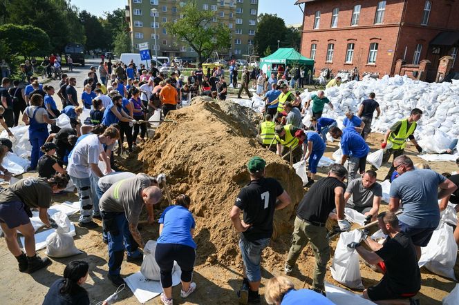 Oława walczy z powodzią. Mieszkańcy: „zrobimy wszystko, by uratować nasze miasto”