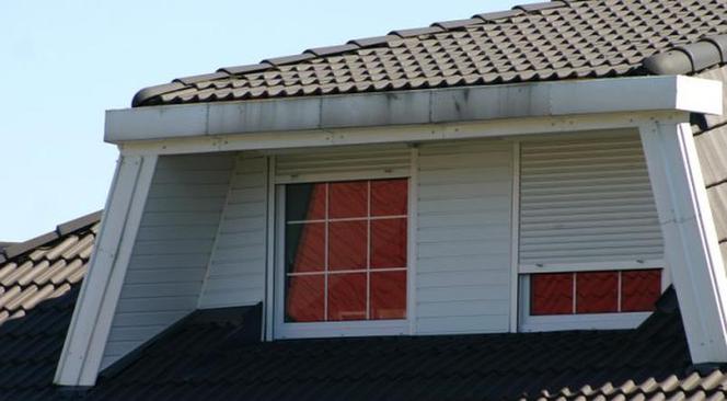 Czym zasłonić okno w dachu