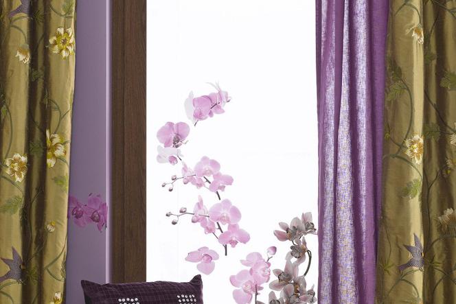 Modny wystrój okna: fiolet i złoto