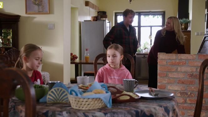 	M jak miłość odc. 1854. Kacper (Bartosz Ziewiec), siostry (Natalia i Nadia Witkowskie), Jagoda  (Katarzyna Kołeczek)