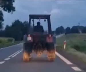 Pijany rolnik tańczy traktorem i śpiewa na całą wieś. Wszystko zostało nagrane!