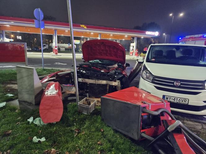  Nawet nie zahamował! Wypożyczonym mercedesem huknął w instrybutor na stacji paliw. Cudem uniknęli śmierci