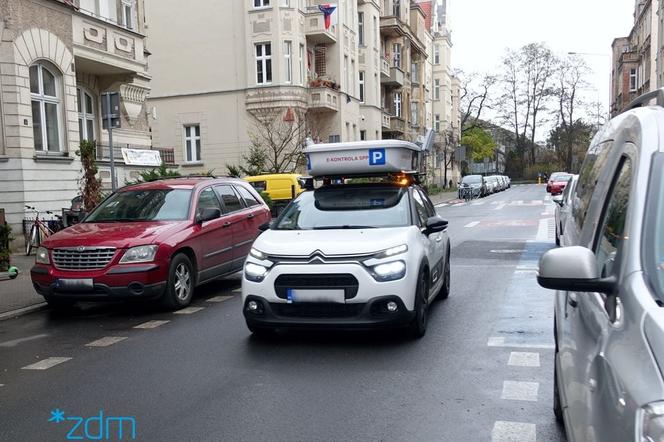 Samochód sprawdza czy poznaniacy dobrze parkują