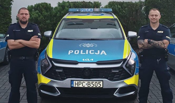 Niebywała odwaga policjantów. Wynieśli z płonącego budynku niepełnosprawnego mężczyznę!