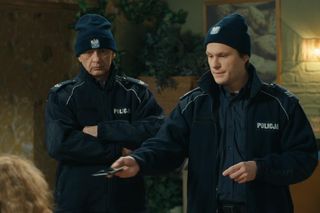 Barwy szczęścia, ostatni odcinek 3194. Policjant (Sebastian Magdziński), policjant (Michał Rudnik)