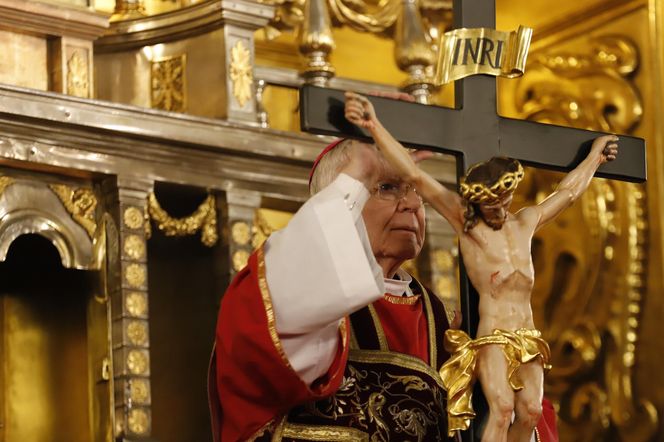 Liturgia Męki Pańskiej w katedrze na Wawelu 
