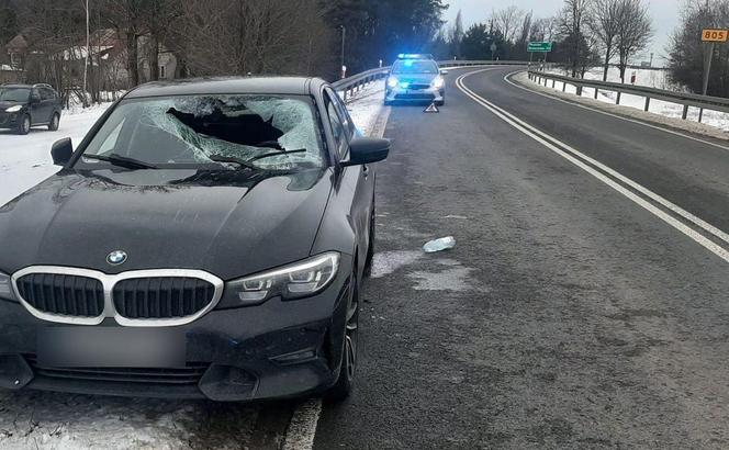 Kierowca auta został raniony bryłą lodu, która spadła z naczepy innego pojazdu