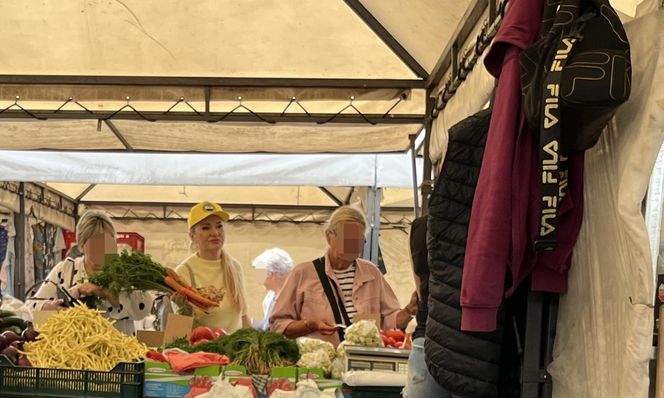 Europosłanka Wcisło buszuje na bazarku.