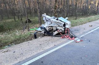 Dramat na drodze. Osobówka rozerwana na strzępy! Dwie osoby w szpitalu.