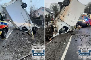 Bus wjechał do rowu i stanął w pionie
