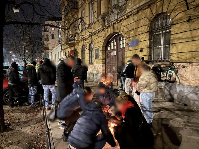 Policjant zginął w epicentrum nielegalnego biznesu. Kiedy palili mu znicze, obok handel trwał w najlepsze