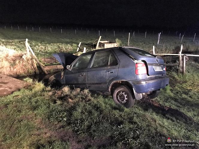 Przasnysz. Auto wpadło do wody, lądując na dachu! Kierowca uciekł [ZDJĘCIA]