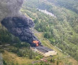 Gigantyczny pożar lokomotywowni na Śląsku Cieszyńskim. Słup ognia i kłęby dymu widoczne z wielu kilometrów