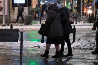 Gołoledź w Warszawie. Chodniki pokryły się lodem