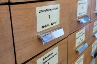 Możesz mieć biurko z biblioteki za 10 zł. Marzysz o szafce katalogowej, takiej z szufladkami? Taka okazja nie zdarza się często