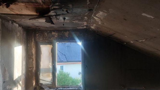 Rodzina z dwultenim synkiem straciła wszystko. Pożar wybuchł podczas remontu dachu