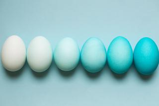 Bajecznie błękitne pisanki: jak naturalnie zabarwić jajka na niebiesko?
