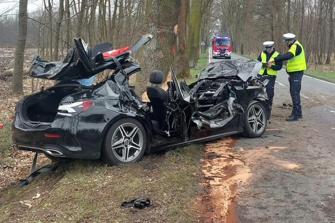 Śmiertelny wypadek w Bieruniu! Nie żyje 36-latek ze zmiażdżonego mercedesa [ZDJĘCIA]