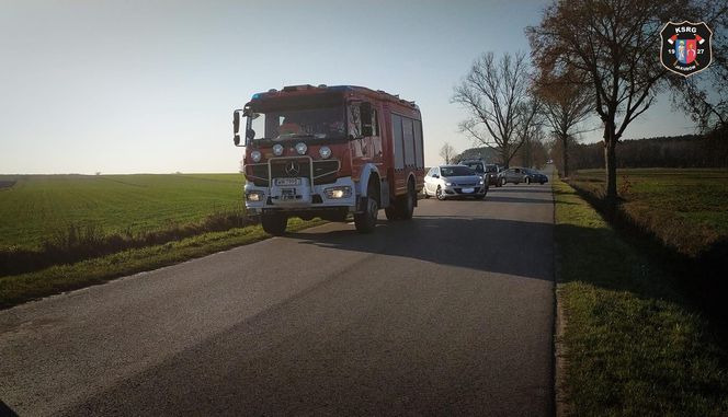 Zderzenie dwóch aut osobowych i dachowanie w powiecie mińskim 