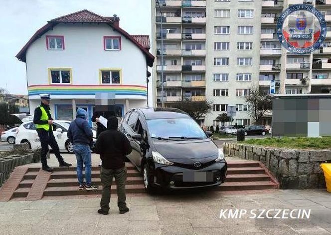 Kierowca zaufał nawigacji. Toyota zawisła na schodach