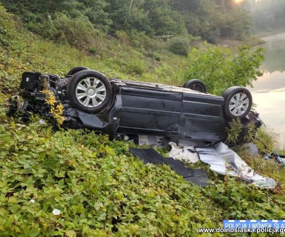 Auto spadło z 20-metrowej skarpy. Niebezpieczny wypadek przy jeziorze Pilchowickim