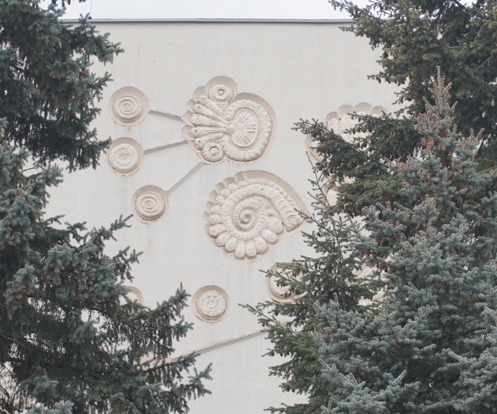 Płaskorzeźba „Polifonia” Jerzego Grygorczuka na budynku przy Podleśnej 2 w Białymstoku, ukazująca kobietę w ekstatycznej pozie oraz organiczne kształty, symbolizuje piękno muzyki i natury, będąc przykładem modernizmu, o czym przeczytasz na Architektura Murator Plus.