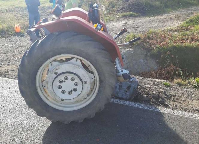 Wypadek fiata pandy i ciągnika w Samoklęskach. Traktor rozpadł się na dwie części