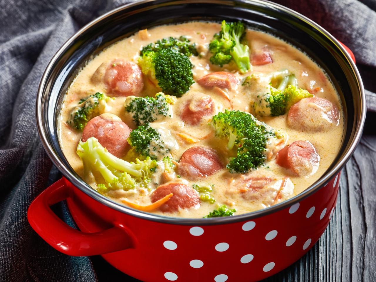 Kremowa zupa brokułowa z kiełbasą parówkową
