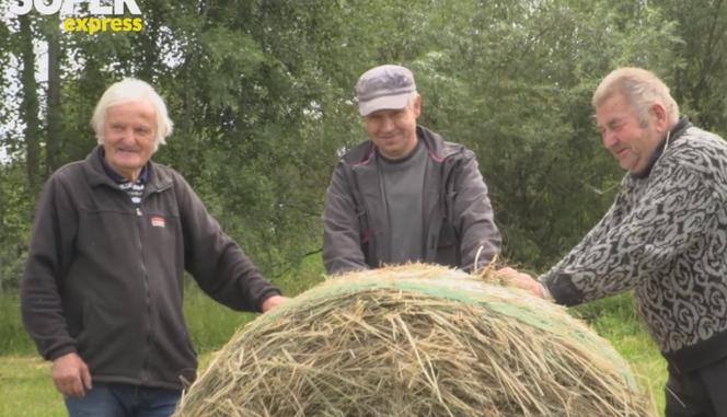 Rolnicy. Podlasie. Andrzej z Plutycz zwozi bele do stodoły. Musi się śpieszyć