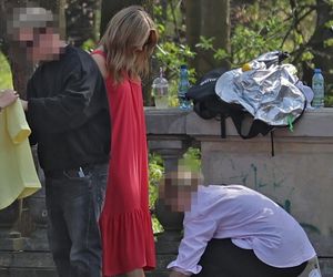 Małgorzata Socha przebiera się w parku