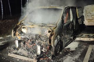 ​Kierowca cały, z samochodu nic nie zostało. Pożar na drodze w powiecie rawickim