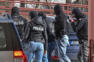 Podejrzany o zamordowanie trójki dzieci Radosław K. doprowadzony do prokuratury przez kilku uzbrojonych policjantów