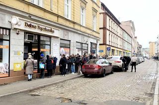 Bydgoszczanie stoją w kolejkach po pączki. Te z powidłami i konfiturą różaną wygrywają!