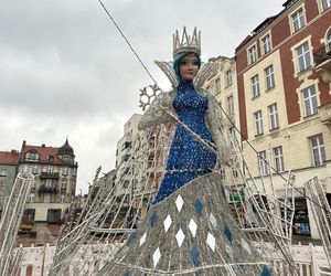 Co mają wspólnego zimowy zamek, Królowa Śniegu i DeLorean? Rynek w Bytomiu gotowy na jarmark