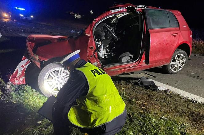 Śmiertelny wypadek pod Poddębicami! 45-latek zginął w zmasakrowanym volkswagenie [ZDJĘCIA]