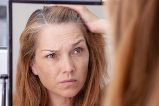 Wczesne objawy alzheimera zauważysz na twarzy. 4 ważne oznaki