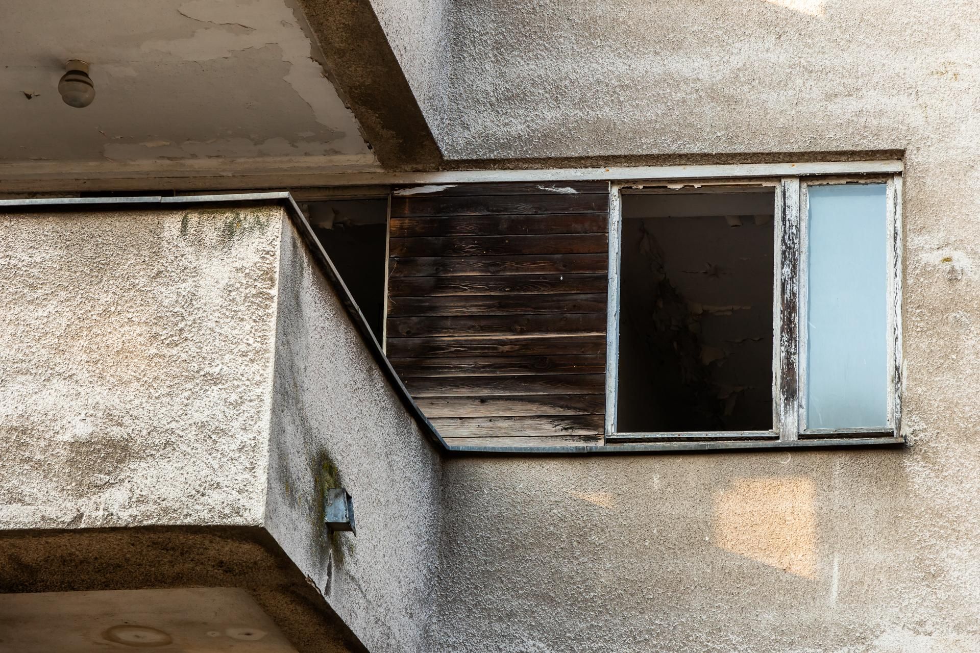 Szpiegowo, blok na Sobieskiego 100 w Warszawie