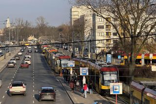 Zderzenie tramwaju z samochodem w Warszawie. Duże utrudnienia 